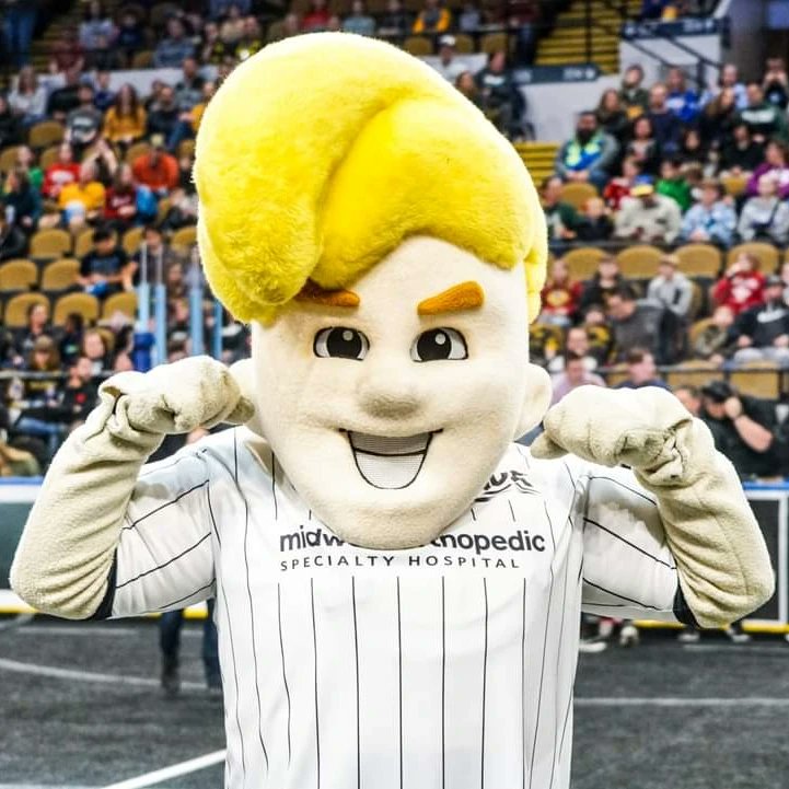 BradBeachMKE's tweet photo. Only 3 home games left in the regular season! Come out and help us push to the playoffs! Next game on Sunday at 4pm vs @kccomets

#masl #indoorsoccer #soccer #mascot #mkewave #milwaukee #wave https://t.co/Q3MCyUHWmT