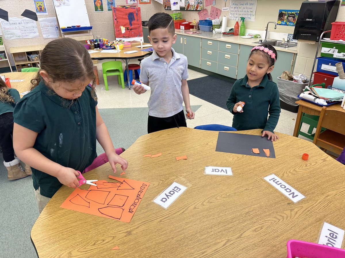 Working together in groups to create a pattern sentence! Brainstorming, coming up with a plan and picking a role for each member of the group. Job well done by all! Loved hearing all the planning and discussions. #rm206 #jmfeclc #TogetherWeCan