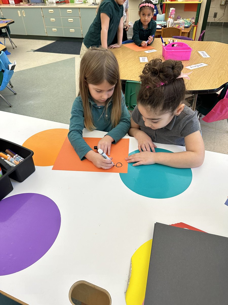 LaurenToffel's tweet photo. Working together in groups to create a pattern sentence! Brainstorming, coming up with a plan and picking a role for each member of the group. Job well done by all! Loved hearing all the planning and discussions. #rm206 #jmfeclc #TogetherWeCan https://t.co/bs2RmO2jXs