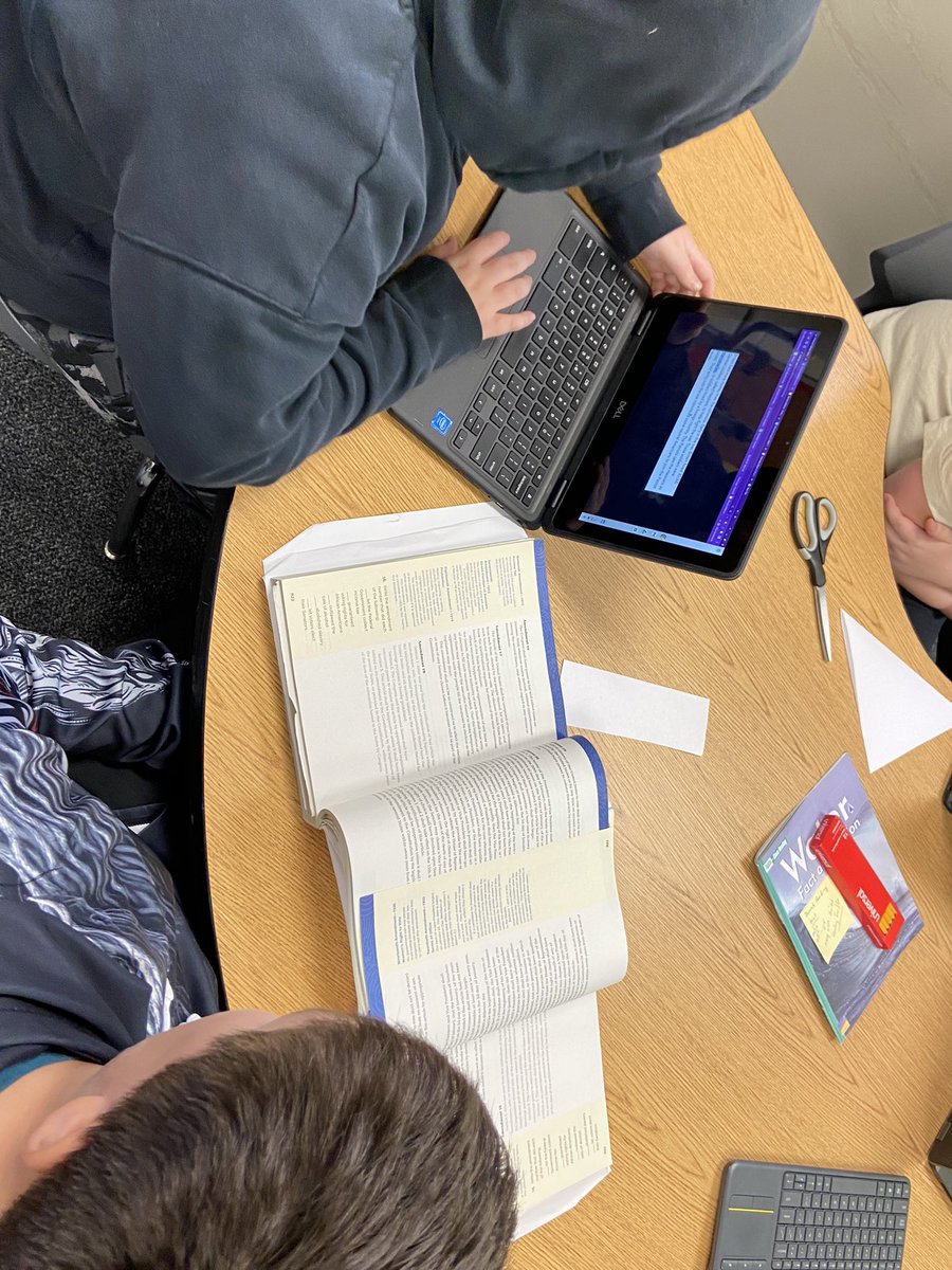 vandesampel77's tweet image. Using @wakelet to share out a #socialstudies task making FortuneTellers to share the differences between armies! #EngagedLearning #Frustration #persistence #OutsideTheBox @HanoverHuskies