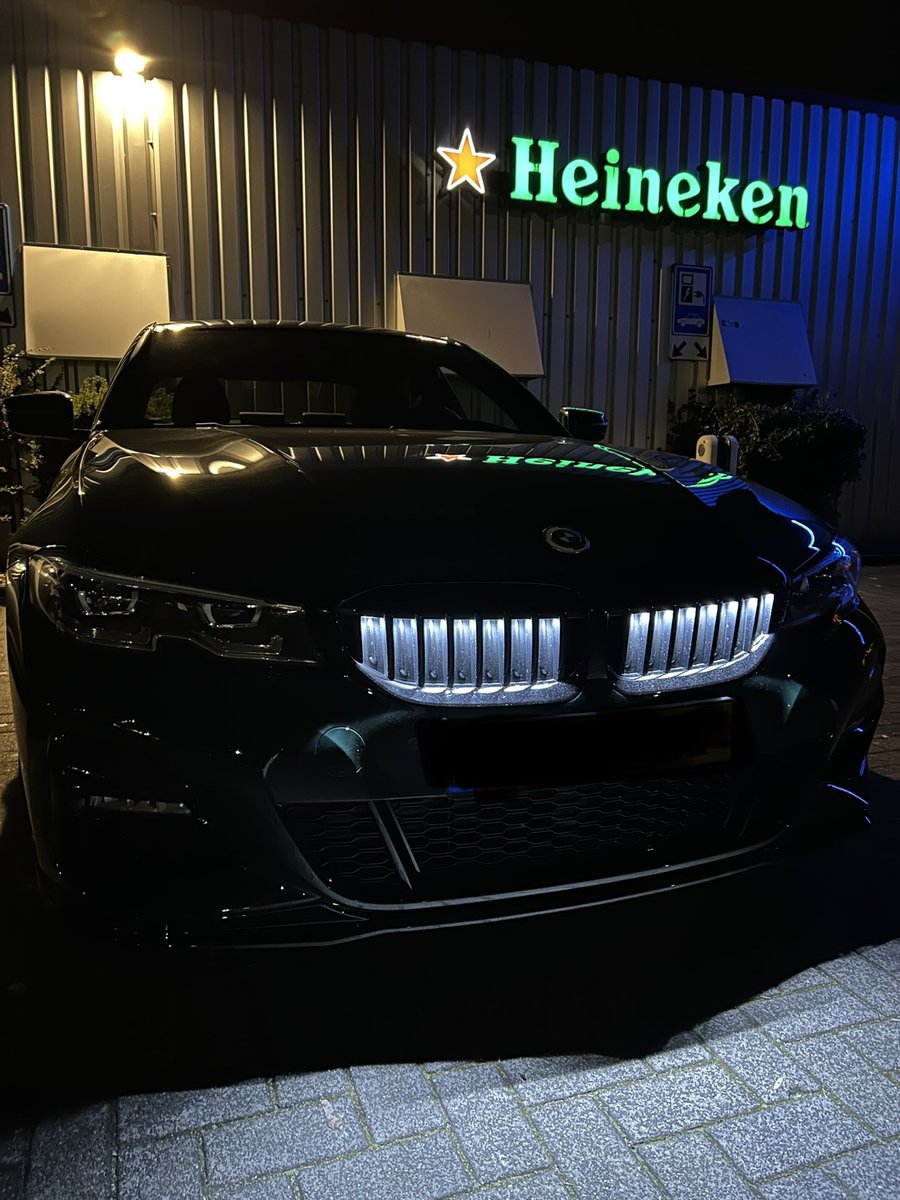 Ook deze BMW mochten we voorzien van Iconic Glow Grille! 
Op de achtergrond de Iconic <a href="/Heineken_NL/">Heineken NL</a> Glow 👌