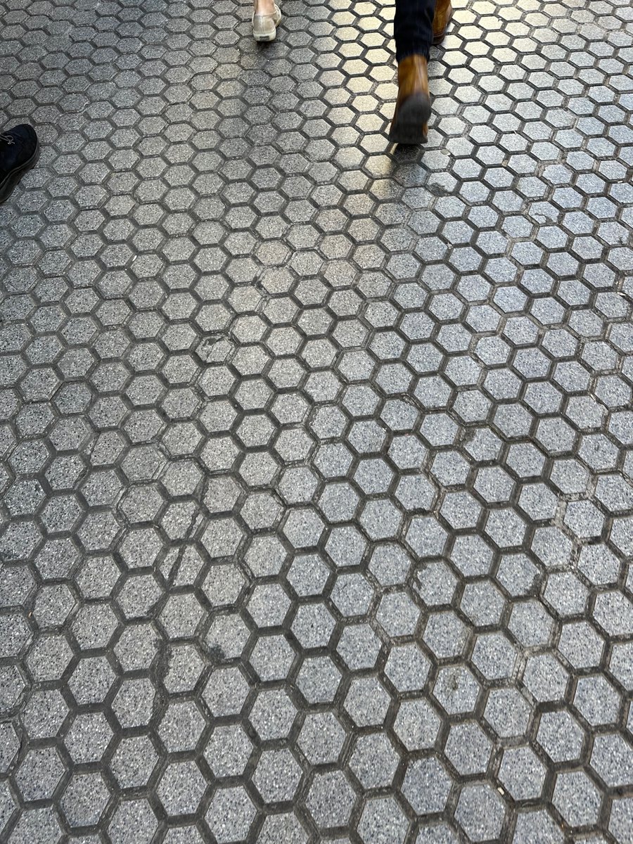 giraldeo's tweet photo. Cuando el suelo es carácter e identidad urbana: Alicante, Sevilla, Barcelona y Santiago. https://t.co/PcBN2Ewe52