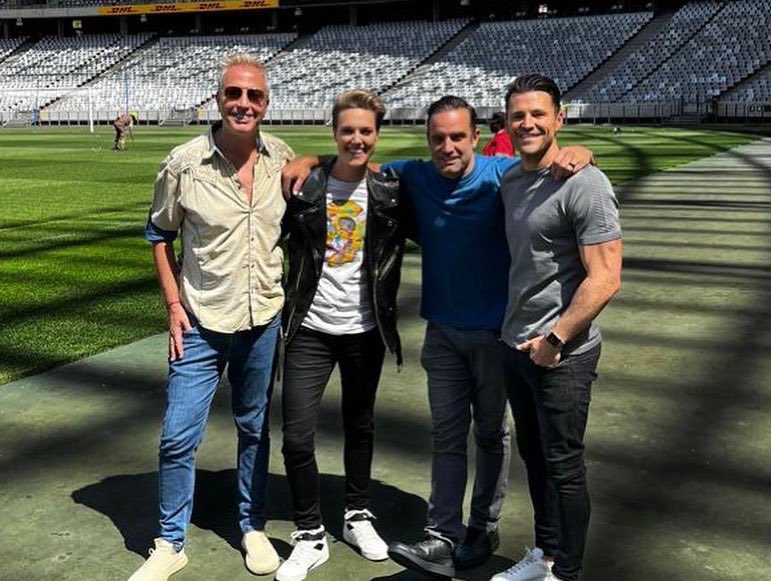 Acá junto a los conductores de EEUU @tjlavin AUSTRALIA @BrihonyDawson Y UK @MarkWright_ y nuestros ensayos en inglés en 1 estadio gigante de Sudáfrica!Una experiencia increíble,en especial conducir en inglés para todo el mundo!#challengeworldchamp @paramountplus @paramountplusar