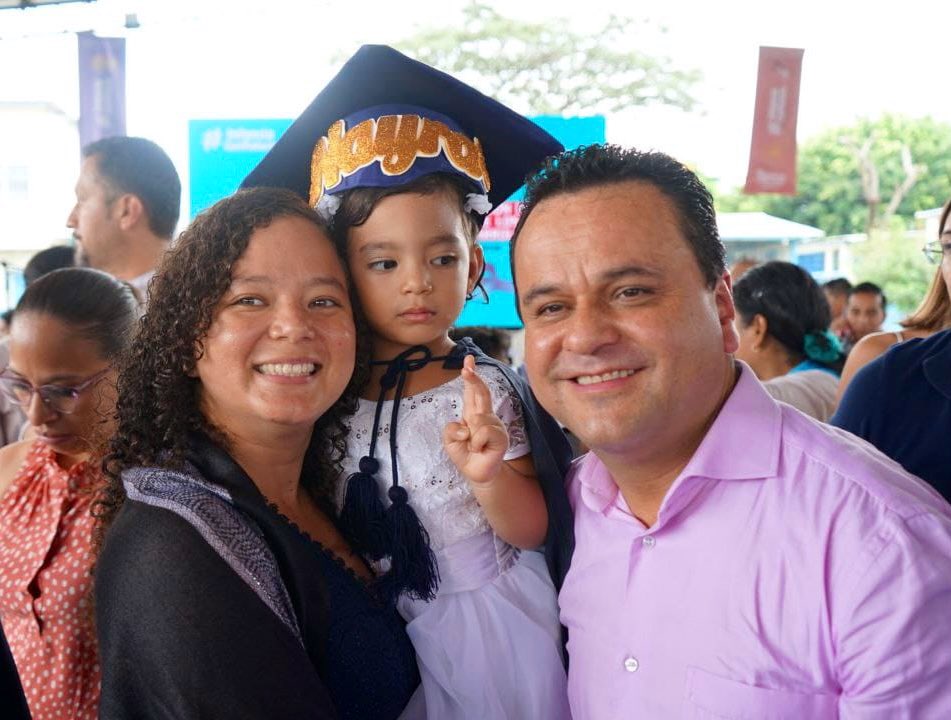 EstebanBernalB's tweet photo. Hoy, con mucha alegría participé en la graduación de 145 niñas y niños de los servicios de Desarrollo Infantil de @InclusionEc. 
👏Cerca de 38 mil infantes egresan de estos servicios en el ciclo Costa y Región Insular para ingresar al sistema escolar de @InclusionEc.👧👦 https://t.co/2viCU2SdRS