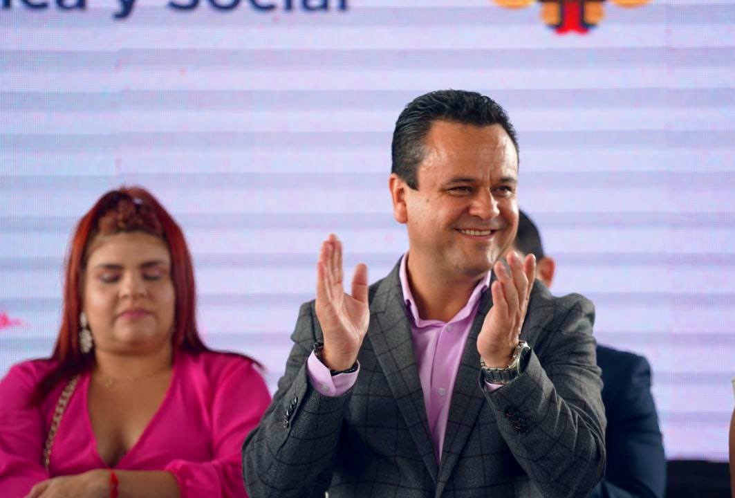 EstebanBernalB's tweet photo. Hoy, con mucha alegría participé en la graduación de 145 niñas y niños de los servicios de Desarrollo Infantil de @InclusionEc. 
👏Cerca de 38 mil infantes egresan de estos servicios en el ciclo Costa y Región Insular para ingresar al sistema escolar de @InclusionEc.👧👦 https://t.co/2viCU2SdRS
