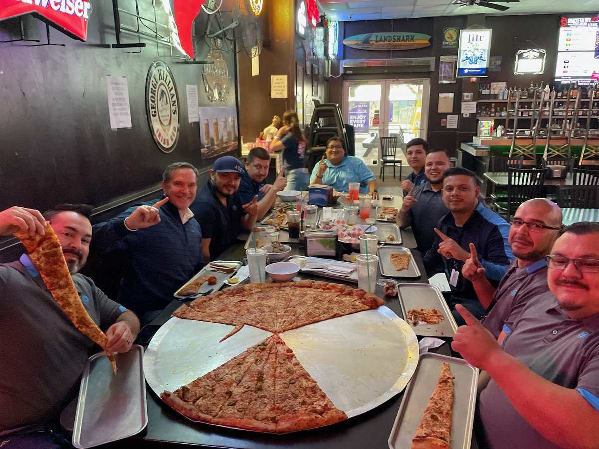 RogerGo28's tweet image. #1 team celebrating employee appreciation week in fashion!! #attlife #biglous #pizza @hectorv323  @EZMunoz10