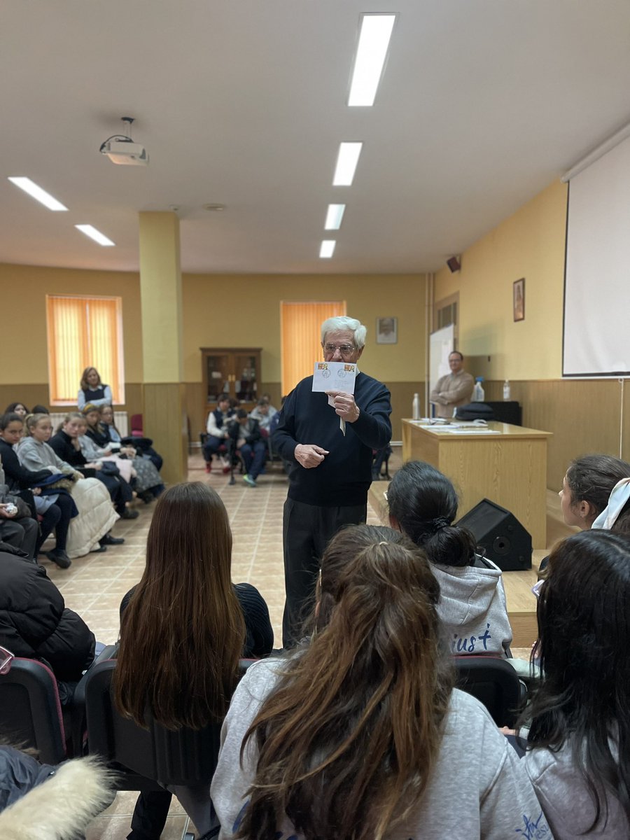 SILoyolaAH's tweet photo. Ayer, Manuel Fariñas y el P. Rafael Mateos S.J. presidieron la entrega de premios del concurso “Un sello para Alcalá de Henares”, organizada por @correos y #FESOFI
¡Enhorabuena a nuestra alumna Lucía de 6ºB por el premio! https://t.co/0t03j1Ufxe