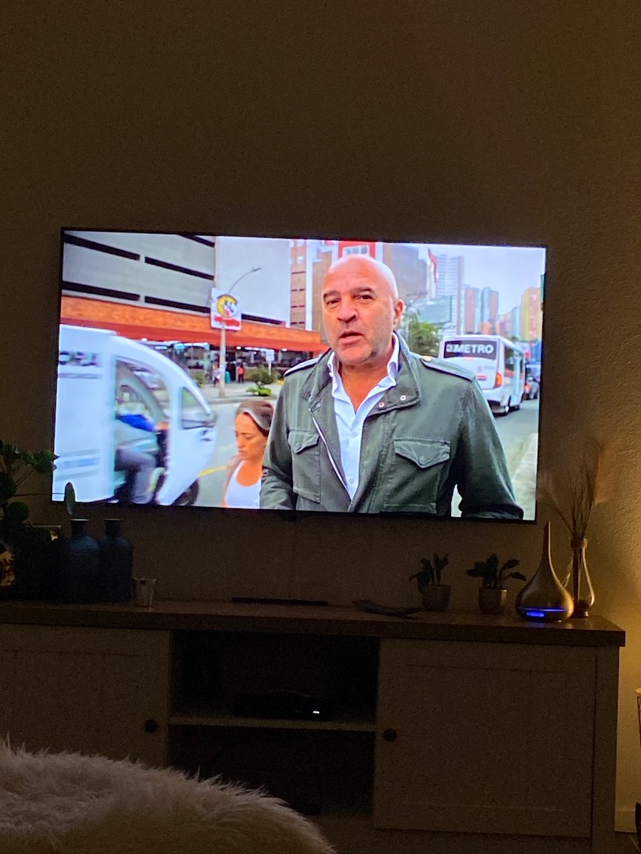 Nu de documentaire “De jacht op de Mocro-maffia” van  John van den Heuvel aan het kijken, wel raar dat de interviews in het Portugees en dergelijke niet vertaald worden en er geen ondertiteling beschikbaar is 🧐