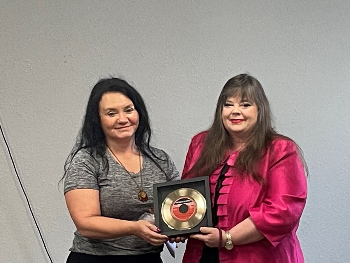 Congratulations to our 2022 award winners! 🏆🎉

David Baeza- Mad Scientist Mindshift Award: Personal and Professional Growth 
Kendell Ener- Spirit of the Maverick Award: Employee of the Year

#inkjet #Career #culture #manufacturing #WorkLifeBalance