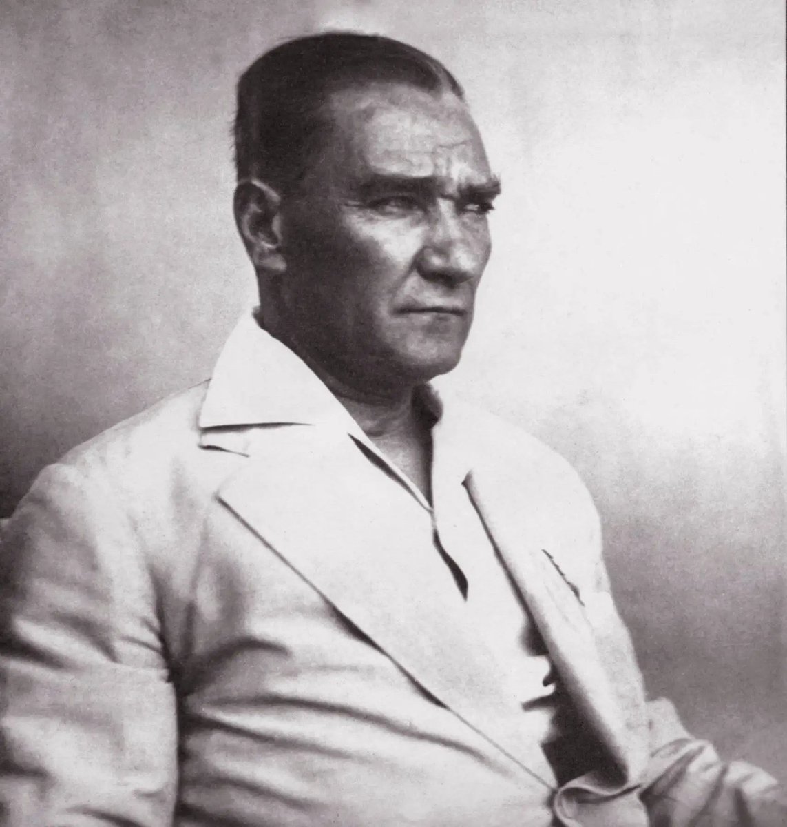 9- Bazı kimseler çağdaş olmayı kâfir olmak sanıyorlar. Asıl küfür, onların bu sanısıdır. Bu yanlış yorumu yapanların amacı, İslâmların kâfirlere esir olmasını istemek değil de nedir? Her sarıklıyı hoca sanmayın; hoca olmak sarıkla değil, beyinledir.

Atatürk - 16 Mart 1923