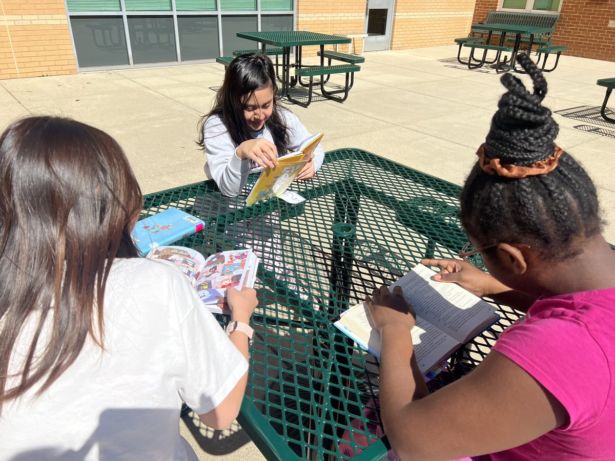 5thDes's tweet photo. Driving deep into our reading with beach  towels and sunglasses 😎 nothing like fresh air and sunshine to inspire growth ☀️ https://t.co/ZXiZyJU61R