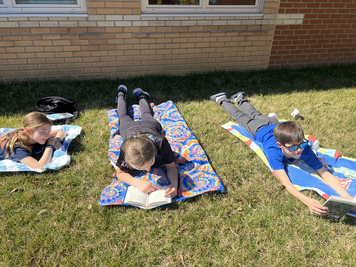 5thDes's tweet photo. Driving deep into our reading with beach  towels and sunglasses 😎 nothing like fresh air and sunshine to inspire growth ☀️ https://t.co/ZXiZyJU61R