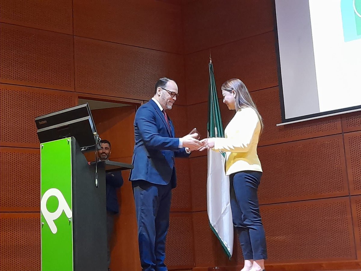 AnaldexColombia's tweet image. En el marco del primer congreso de profesiones internacionales, La Asociación Red Colombiana de Profesiones Internacionales #RCPI entregó el reconocimiento al Mérito Gremial a Analdex por su apoyo y contribución en el desarrollo de las profesiones internacionales desde Colombia