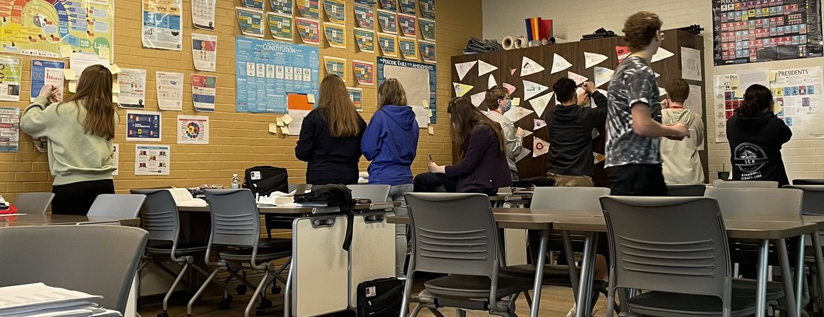 Mr_C_in_122's tweet image. #LPAPUSH students on a gallery walk finding ways to contextualize a new unit-a skill that will help them ace the #APUSH exam in May!