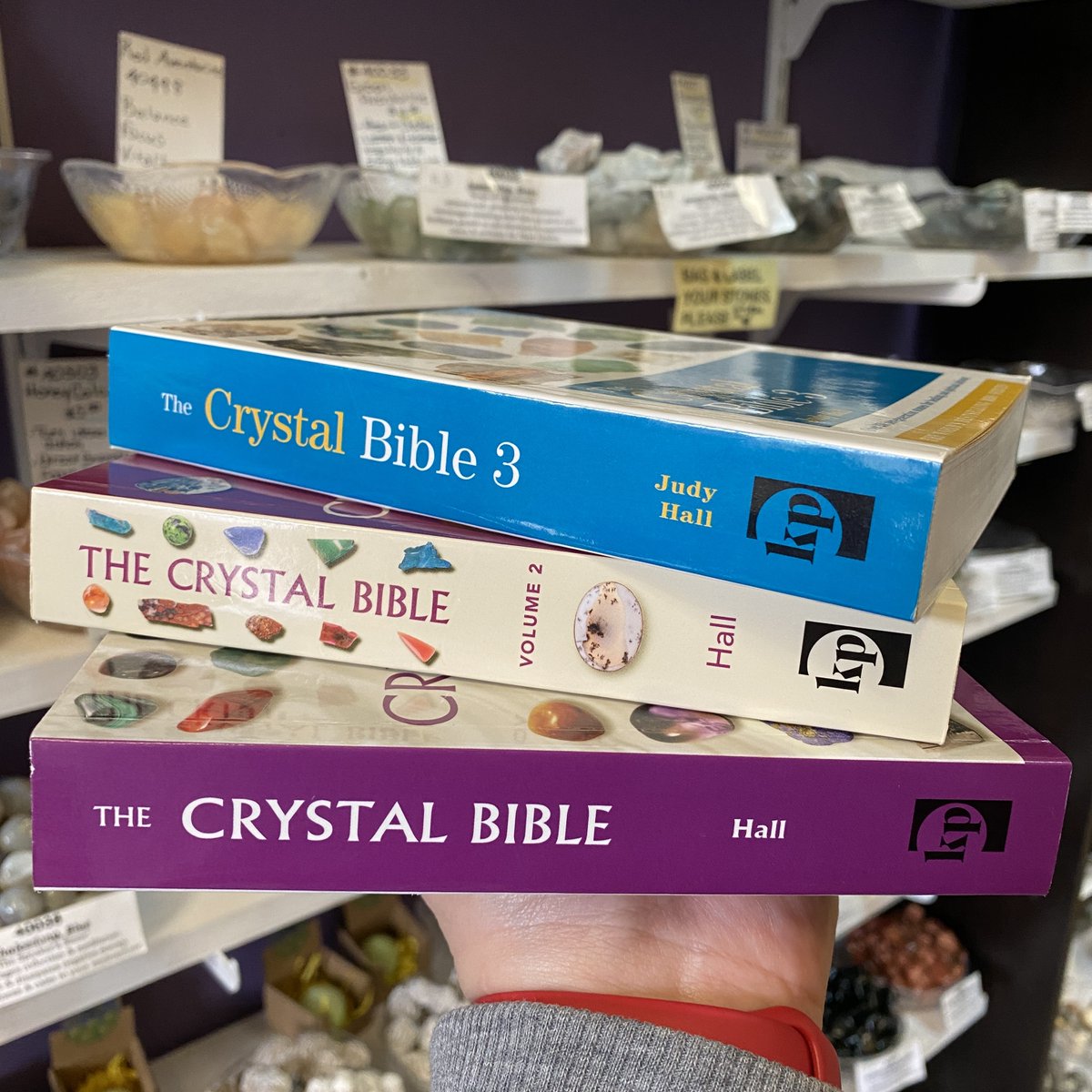 aromagregory's tweet image. We've got The Crystal Bible Volumes 1, 2, and 3. These tomes help you identify crystals and gemstones with photographs and detailed written descriptions. 

aromagregory.com/?s=crystal+bib…

#Crystal #CrystalBible #Gemstones #Crystals #NewAge #MetaphysicalShop #CrystalShop