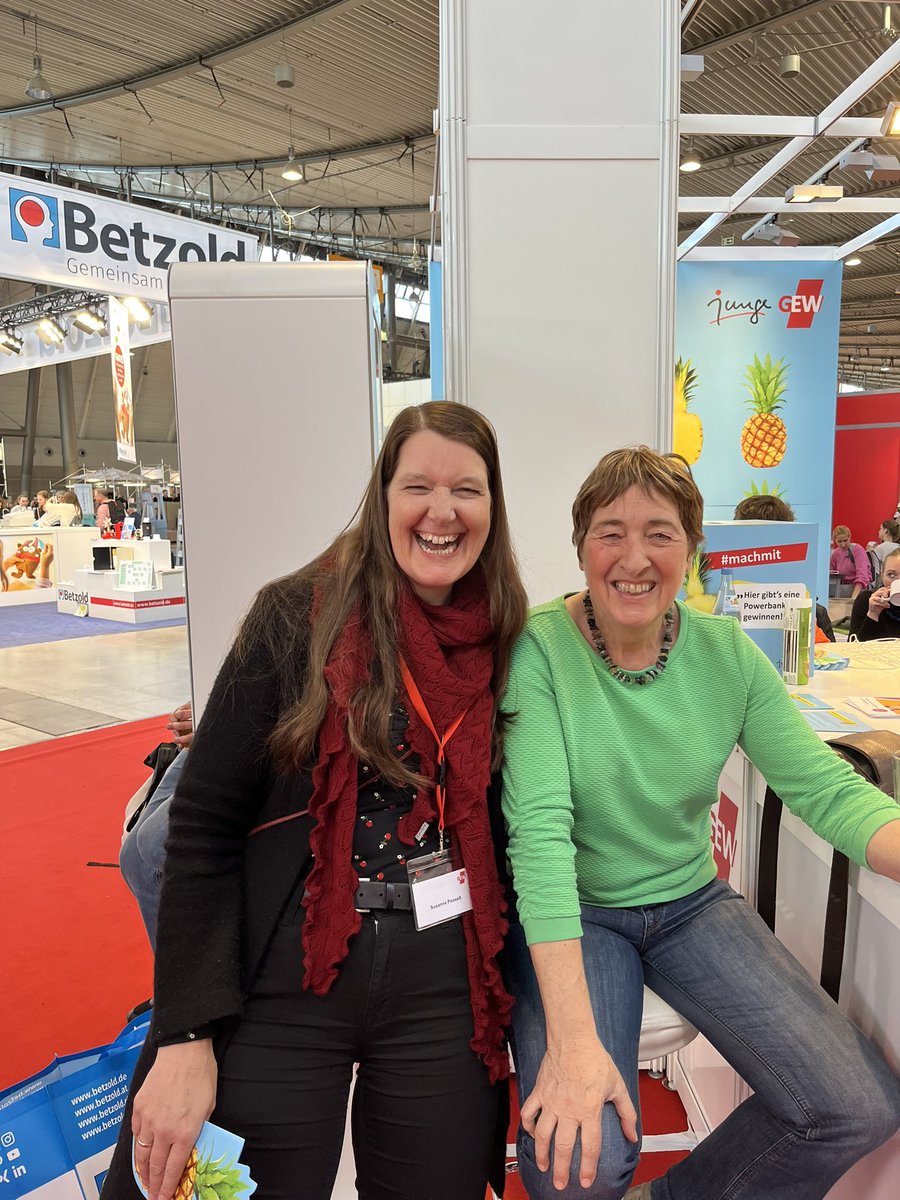 Schön war’s heute am GEW-Stand bei der #Didacta2023 mit ganz viel #Gemeinschaftsschule-Power 🥳 #besterjobderwelt #gerneandergms #ruthhateineyogamattevomkm 🤣 <a href="/susanneposselt/">Susanne Posselt • #EduBW</a> @davidwarneck @UKratzmeier <a href="/GEW_BW_Presse/">Matthias Schneider</a>