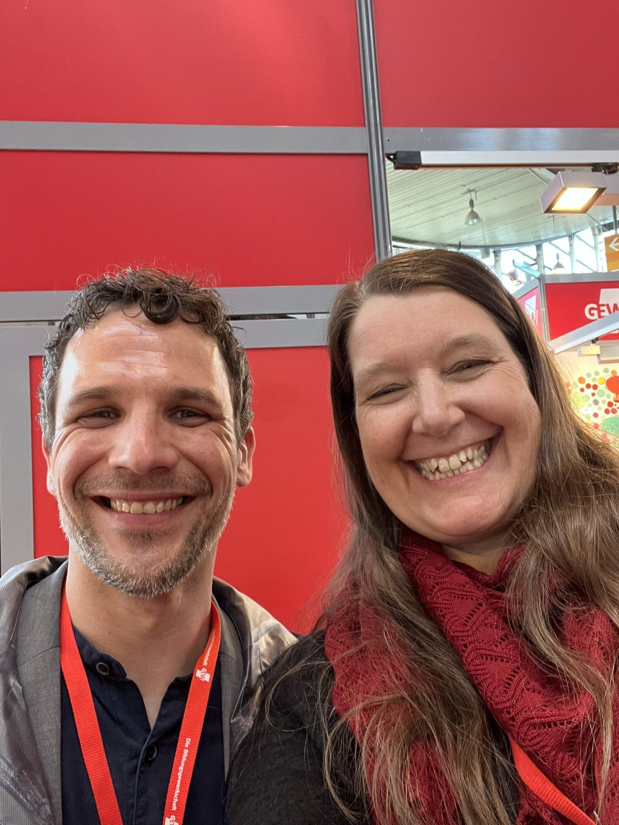 gms_gew's tweet photo. Schön war’s heute am GEW-Stand bei der #Didacta2023 mit ganz viel #Gemeinschaftsschule-Power 🥳 #besterjobderwelt #gerneandergms #ruthhateineyogamattevomkm 🤣 @susanneposselt @davidwarneck @UKratzmeier @GEW_BW_Presse https://t.co/9vhmUqKutC