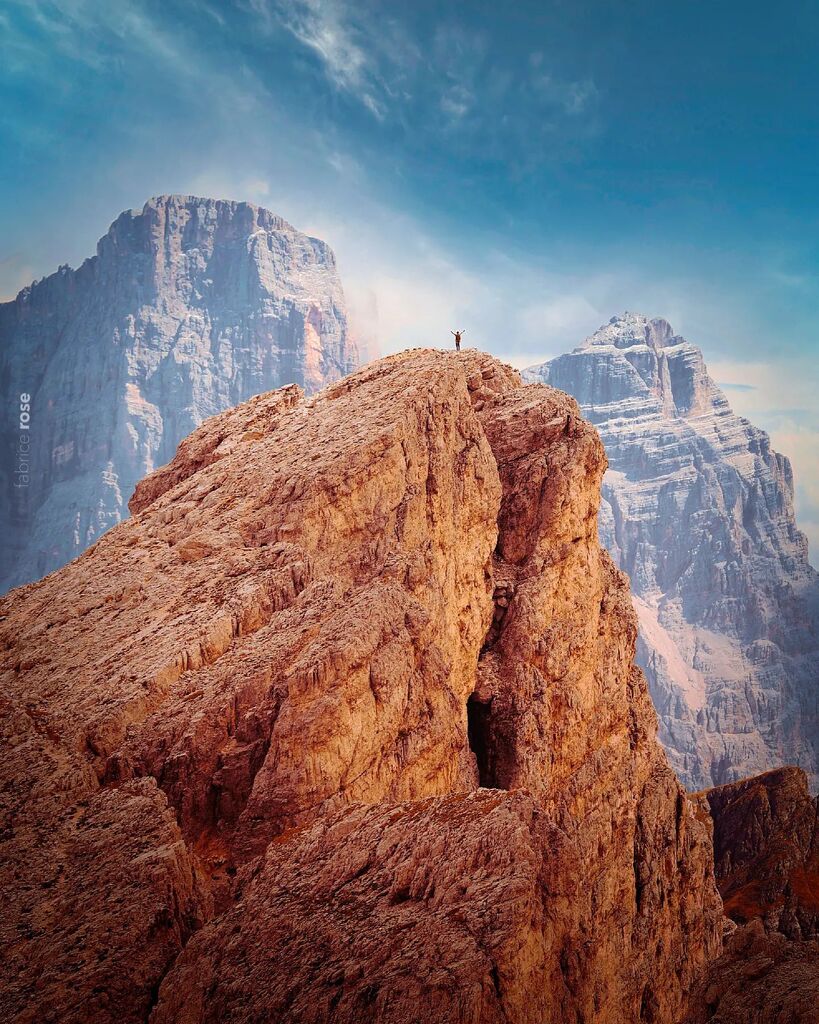 Ouvrir grand les bras au plus haut du sommet. 
Comme un V de Victoire !
Moi aussi je suis monté aussi haut ! Mais en téléphérique... 🤭

#nuvolau #dolomiti #instadolomi #mountainslovers #italianalps #ig_italia #dolomites #topofthemountain #naturelover… instagr.am/p/CplPEd1MhXk/