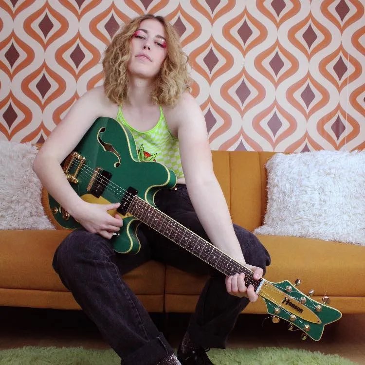 MusicOTFuture's tweet photo. INDIE-POP SINGER-SONGWRITER BORN IN BOSTON TOOK HER MUSICAL JOURNEY TO WALES,UK AND PLAYED IN A BAND THEN WENT TO COLORADO TO CREATE HER BRAND NEW PROJECT ‘ #MYSTEE’. GET TO KNOW MORE ABOUT HER HERE! HERE! https://t.co/JMgUheAXvC https://t.co/s3n9y2mUQM