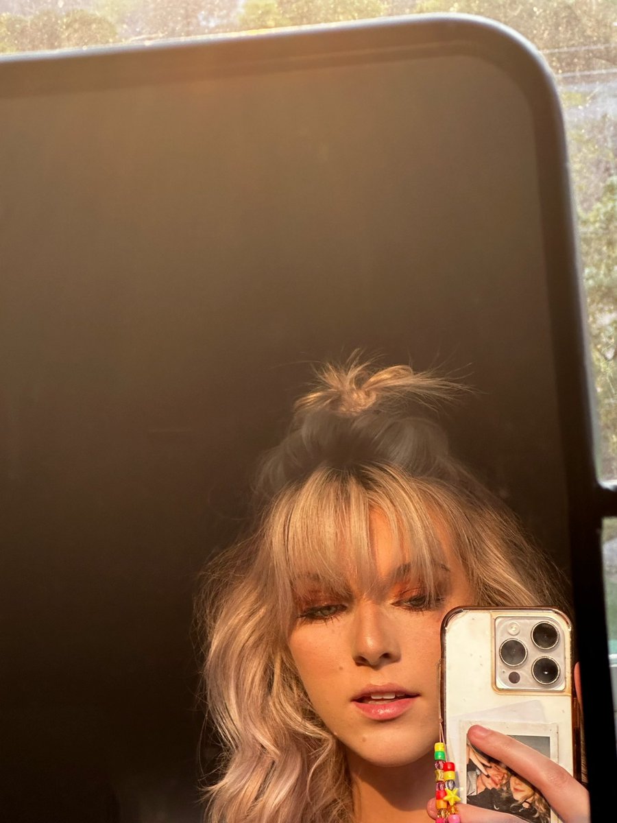 golden hour in my apartment >>