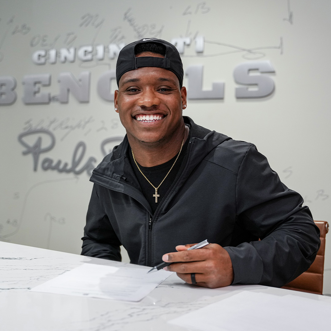 Bengals's tweet photo. Jalen Davis is staying in Cincy 👏 https://t.co/f4RiXW4mWR