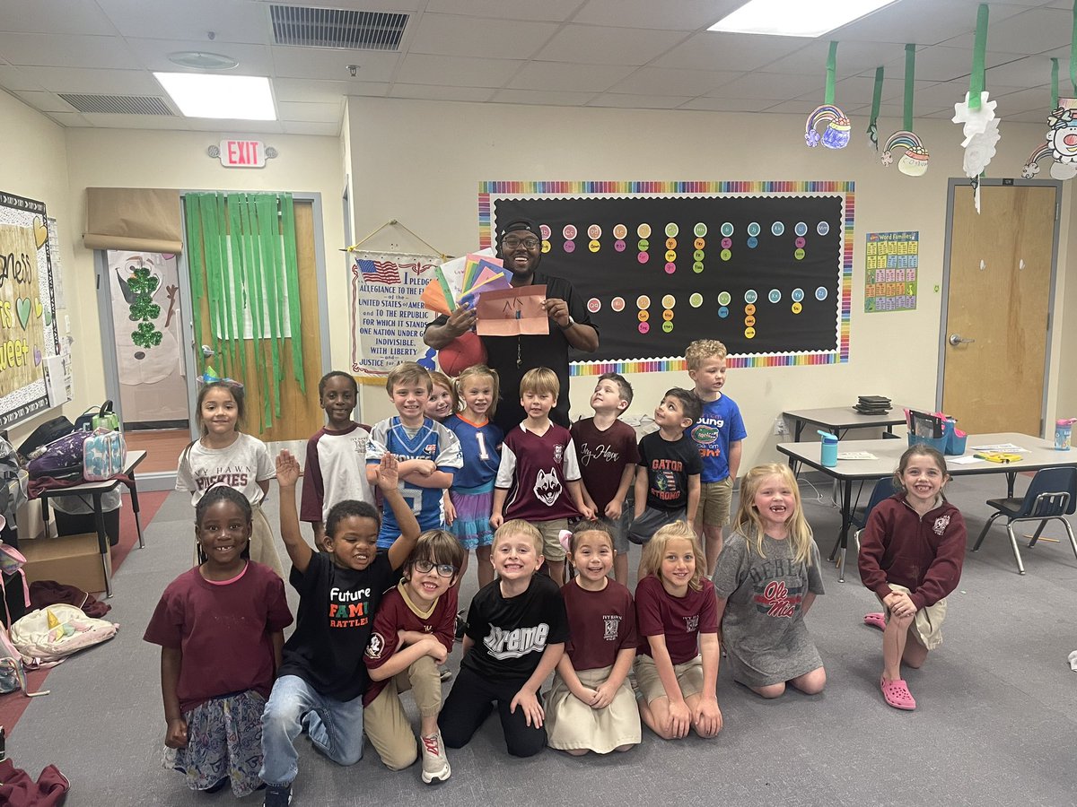 Kindness week 💕 the class surprised coach Jorge with birthday cards for his birthday over spring break ! #kindnessweek #ivyhawn <a href="/IvyHawnSuhr/">Ivy Hawn Principal</a> <a href="/PrycelessAP/">Alicia Pryce</a>