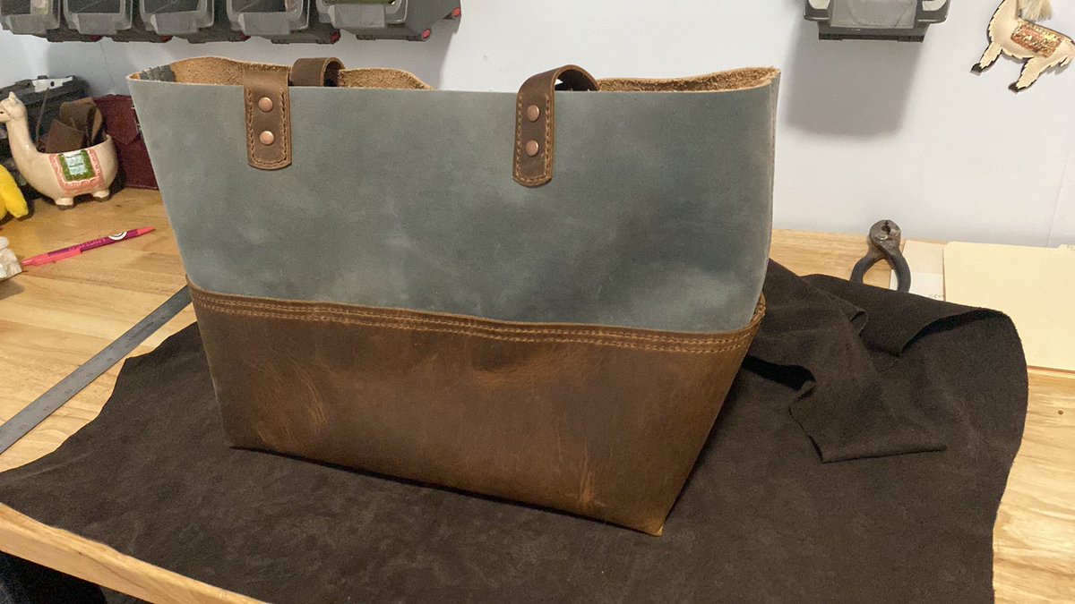 DucksLeather's tweet photo. Latest tote bag completed and up on my site!
More next week!
https://t.co/w9lLiaD1SE https://t.co/YzgGyCcn8u