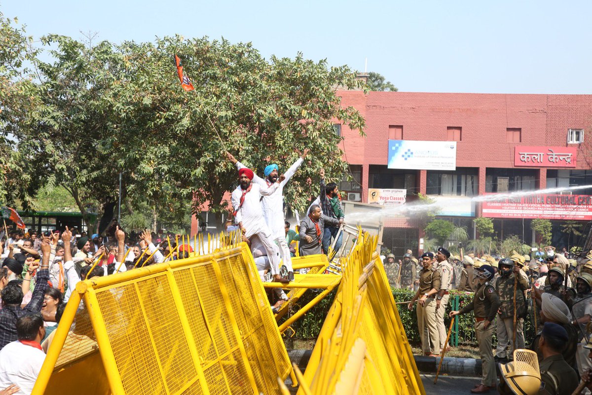 AshwaniSBJP's tweet photo. "ਵਿਧਾਨ ਸਭਾ ਦਾ ਘਿਰਾਓ" ਨੂੰ ਸਫ਼ਲ ਬਣਾਉਣ ਲਈ ਮੈਂ ਸਮੂਹ ਪੰਜਾਬੀਆਂ ਦਾ ਤਹਿ ਦਿਲੋਂ ਧੰਨਵਾਦ ਕਰਦਾ ਹਾਂ ਜਿਨ੍ਹਾਂ ਨੇ ਪੰਜਾਬ ਦੀ ਵਿਗੜੀ ਹੋਈ ਕਾਨੂੰਨ ਵਿਵਸਥਾ ਅਤੇ ਸਿਰ ਚੁੱਕ ਰਹੀਆਂ ਵੱਖਵਾਦੀ ਤਾਕਤਾਂ ਦੇ ਵਿਰੋਧ ਚ ਪਾਣੀ ਦੀਆਂ ਬੌਛਾਰਾਂ ਝੱਲਦਿਆਂ ਹੋਇਆ ਆਮ ਆਦਮੀ ਪਾਰਟੀ ਦੇ ਖਿਲਾਫ਼ ਆਵਾਜ਼ ਬੁਲੰਦ ਕੀਤੀ।
@blsanthosh 
#Punjab
#Chandigarh https://t.co/NmT318BEv7