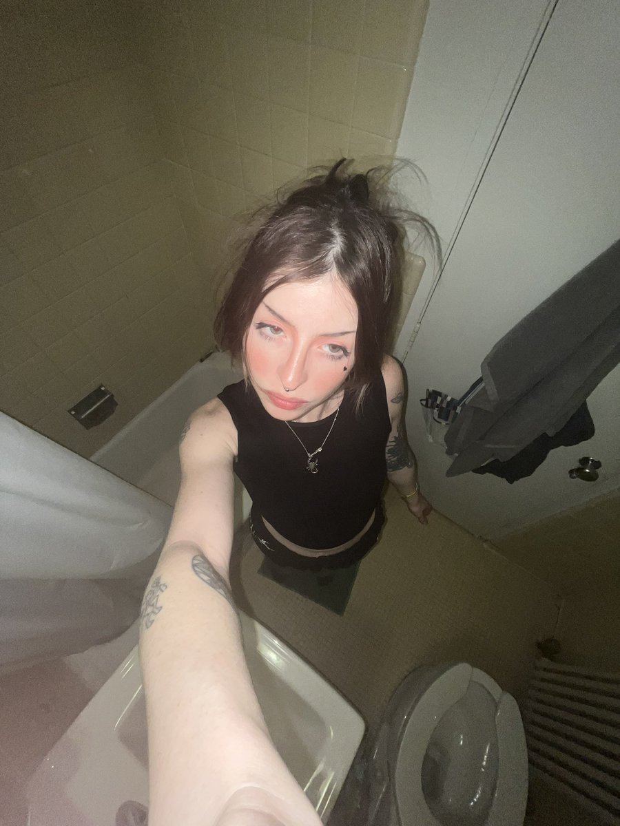 pov ur a spider in my bathroom