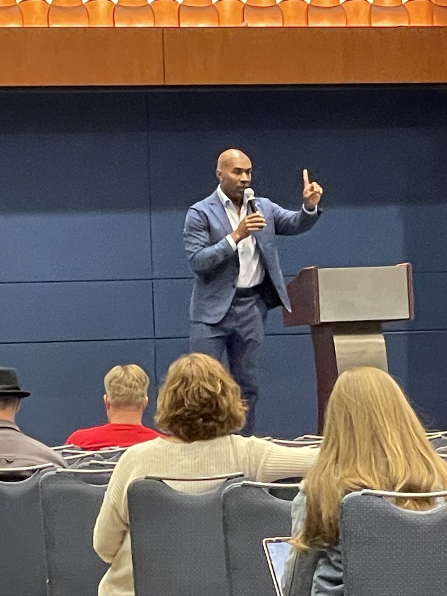 Lisa Thompson tweet media