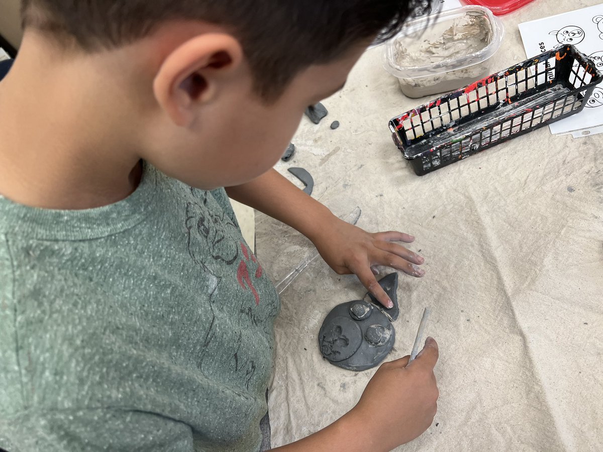 MrsSims7's tweet image. 1st grade artists have been busy creating animal faces out of clay! Can't wait to see what these look like after they are fired and painted! @RiverRidgeElem