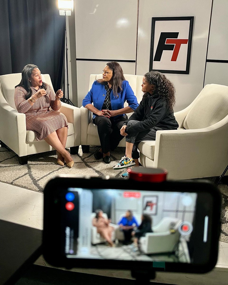 💞👑 Women working together without jealousy, but a collaborative spirit is a beautiful thing! 

S/O to @ForwardTimes & my Soror & reporter GoJJGo for showing my biz @OWMediaCompany & @JOINHBREA love! 

#TheDrDawn #MediaBusiness #ObsessedWithMedia #HBREA #TheCommunicationCoach