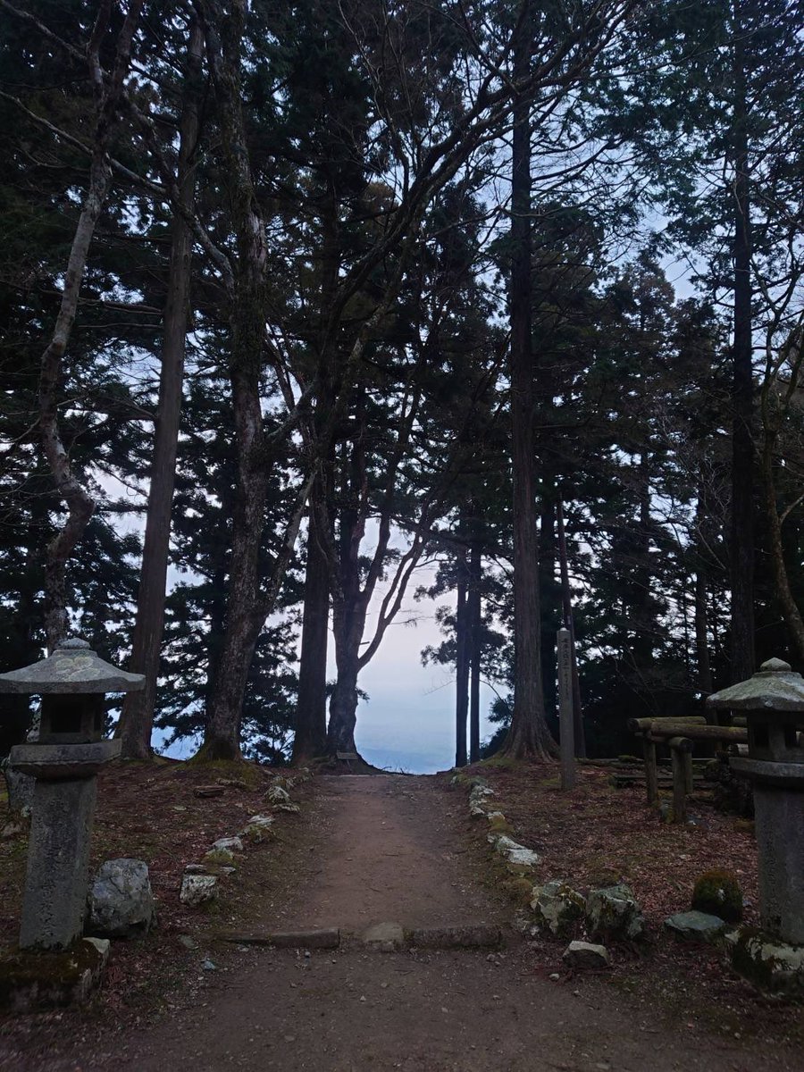 atagojinjya's tweet photo. おはようございます。
今朝の気温は６度で、天候は曇りとなっております。
どうぞお参り下さい。 https://t.co/2krIpYcVbe