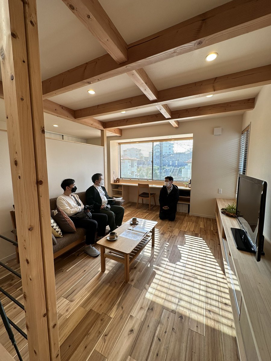 at_reform's tweet photo. おはようございます😃

先日 #名古屋 の工務店　#オームラ設計 さんの新築＋モデルルーム計3棟を見学させていただきました。

#傾斜面 を上手く使い室内からの眺望をナチュラルに取り入れたデザインがすばらしく販売前から既に買い手もついている人気ぶりです！

#住まい方アドバイザー
#新築 #名古屋 https://t.co/odMLTMw0JF