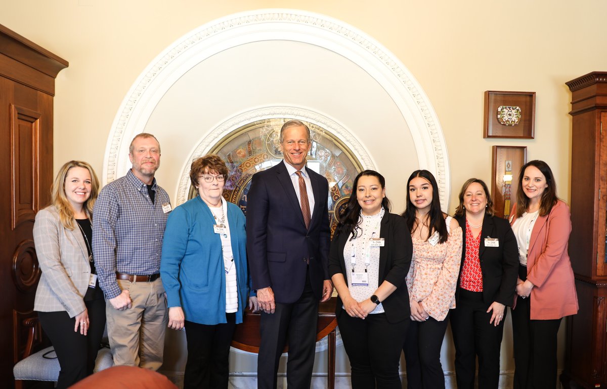 LeaderJohnThune's tweet photo. Enjoyed catching up with members of the Community HealthCare Association of the Dakotas — I was also honored to be presented with the Distinguished Community Health Center Champion Award. https://t.co/flcYJWXWpK