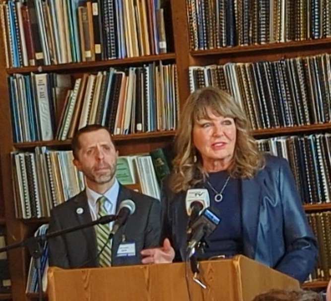 cleanwater_ri's tweet photo. Thank you @repmcentee33 and @bridget4ri for your support of the #RIbottlebill! The bottle bill will reduce litter AND increase recycling rates in RI. https://t.co/Cpq64qNU4T