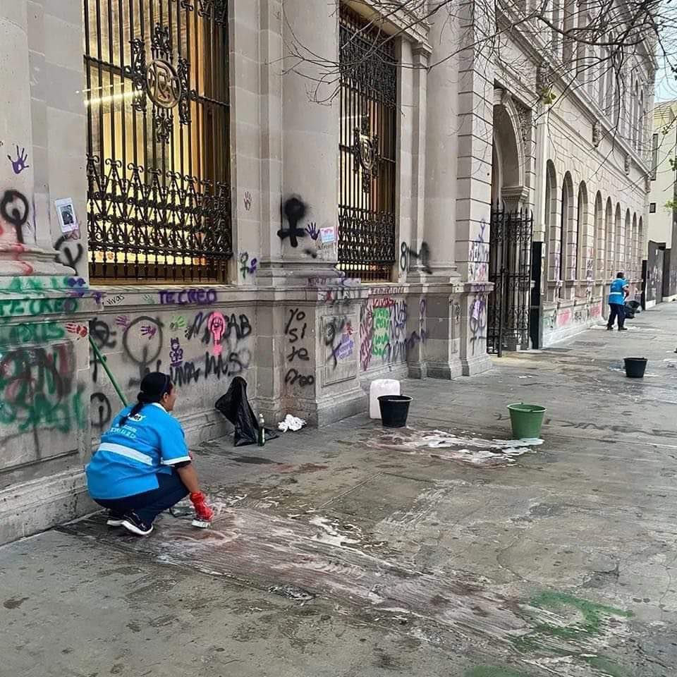 Mujeres de verdad limpiando el desastre que dejaron las mujeres empoderadas.
