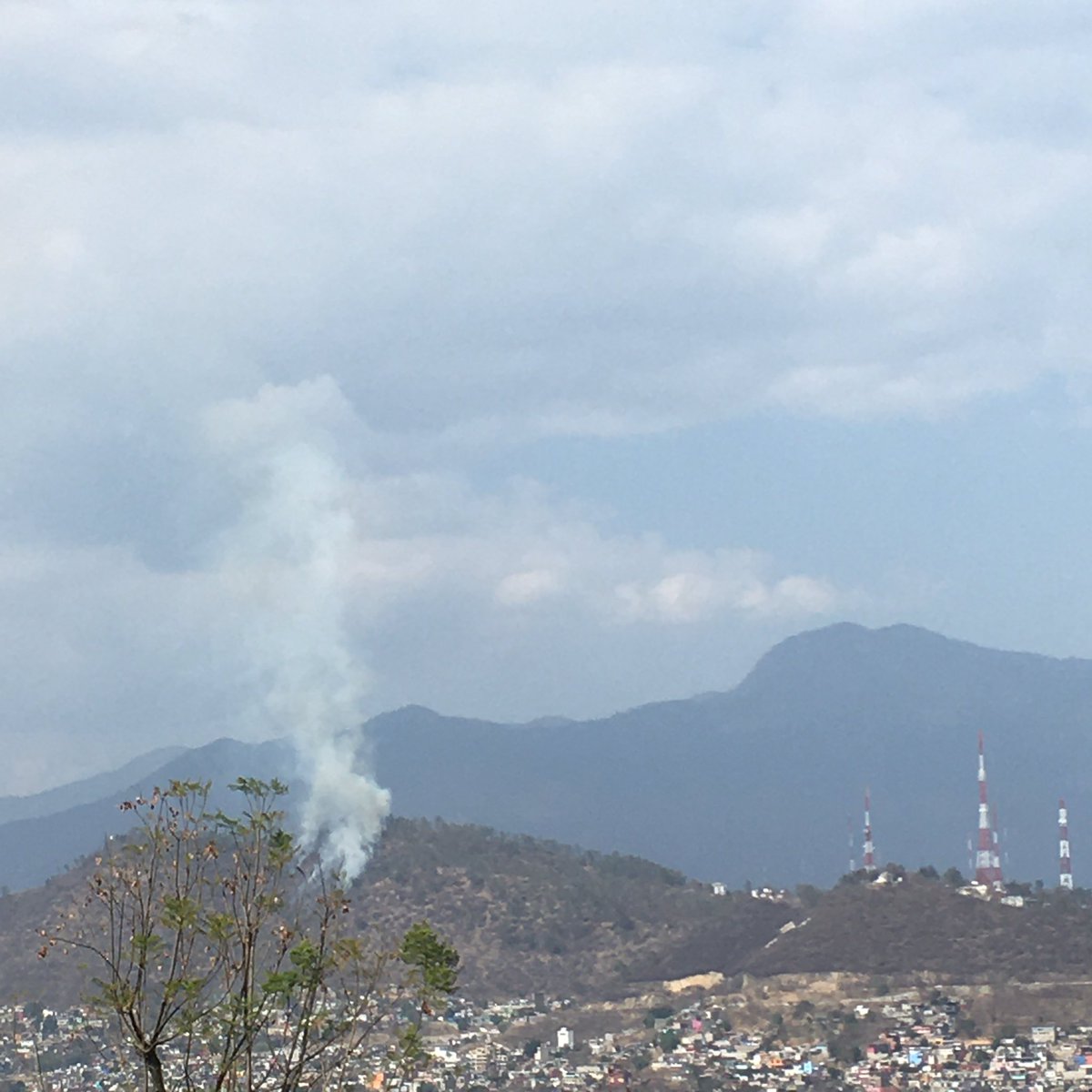 SerchxCz's tweet photo. @Bomberos_GobOax @MunicipioOaxaca @sofyvaldivia @nvinoticiasoax @AciertaOaxaca @se quema a un lado del fortín https://t.co/NW9Y6ryWlU