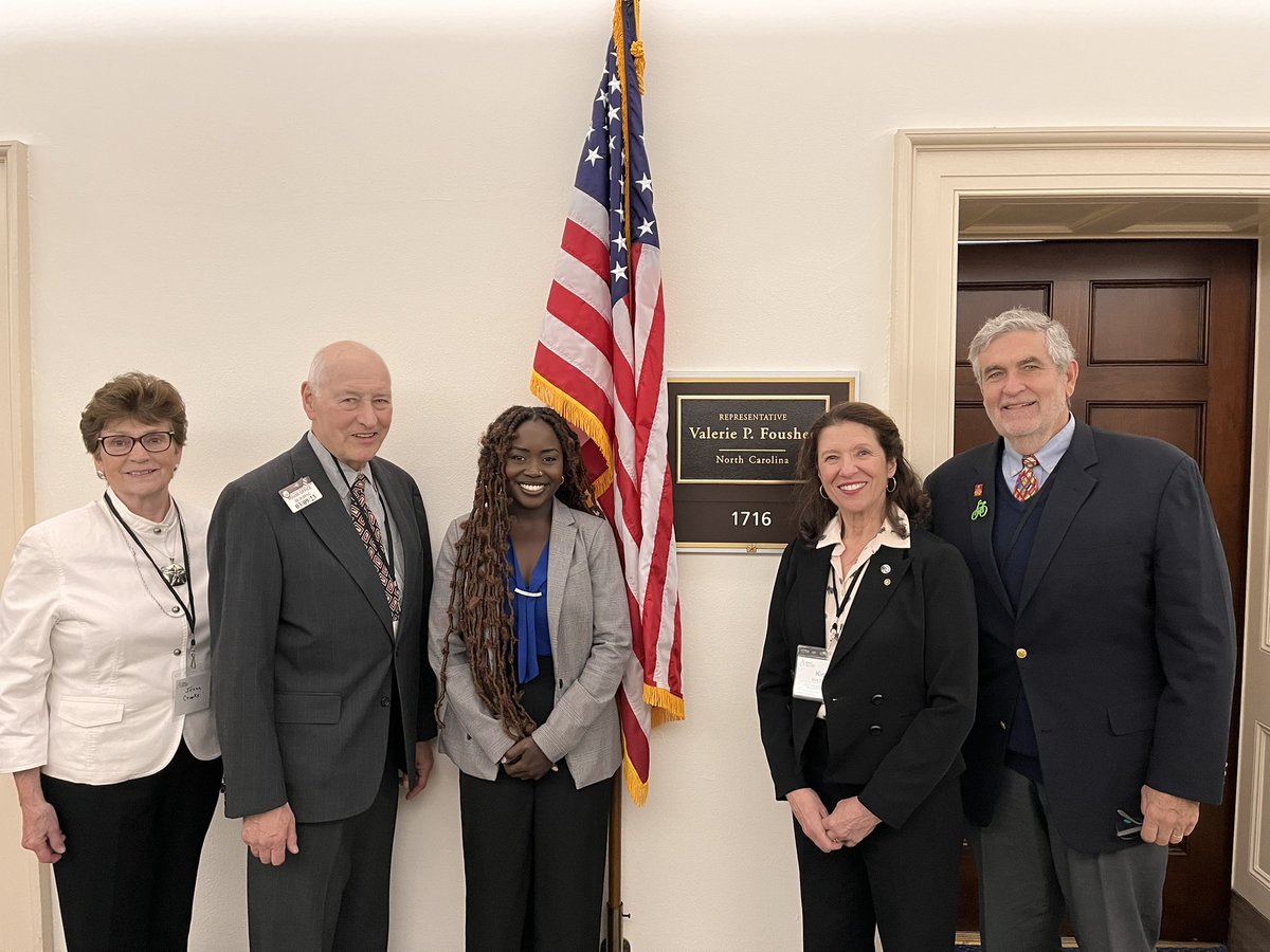 zczykieta1's tweet photo. Good conversation with staff of @ValFoushee on the need to pass the #PeaceCorps Reauthorization Act! #peacecorpsnow #wemakeglobalimpact https://t.co/0s8gJtyMTH