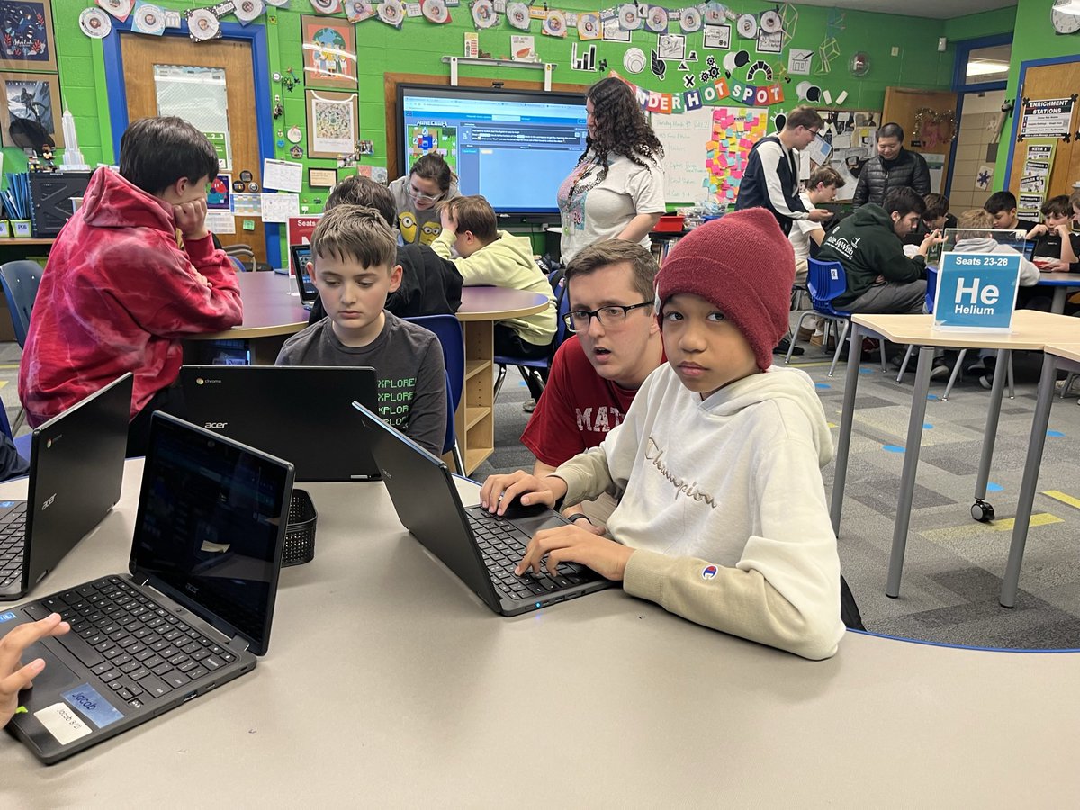 Taramauer's tweet image. Students @OceansideSch2 participated in an Hour of Code with @Mr_BCrofts and the High School Computer Science Honor Society Students #OHSMath #CSforALL @OSchoolsPR @DianeProvvido @codeorg