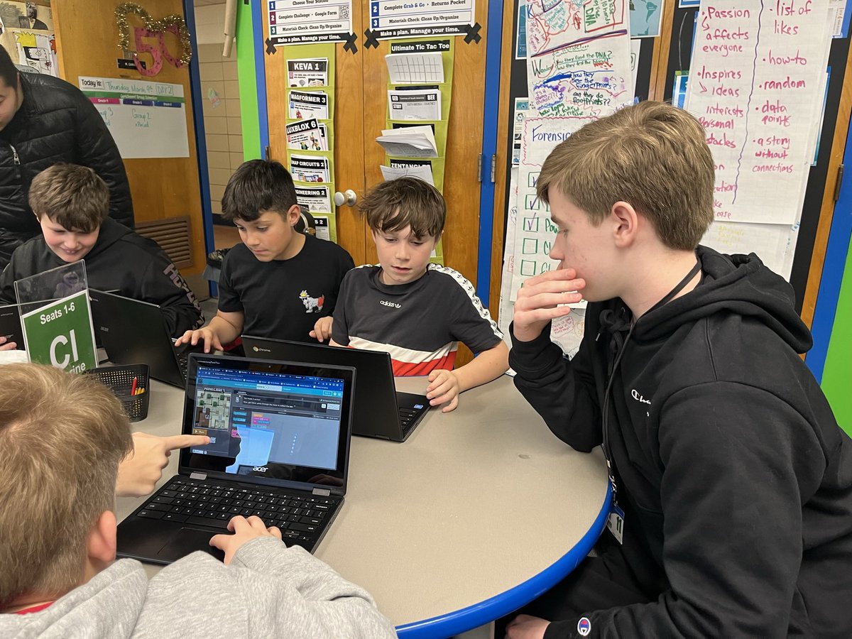Taramauer's tweet image. Students @OceansideSch2 participated in an Hour of Code with @Mr_BCrofts and the High School Computer Science Honor Society Students #OHSMath #CSforALL @OSchoolsPR @DianeProvvido @codeorg