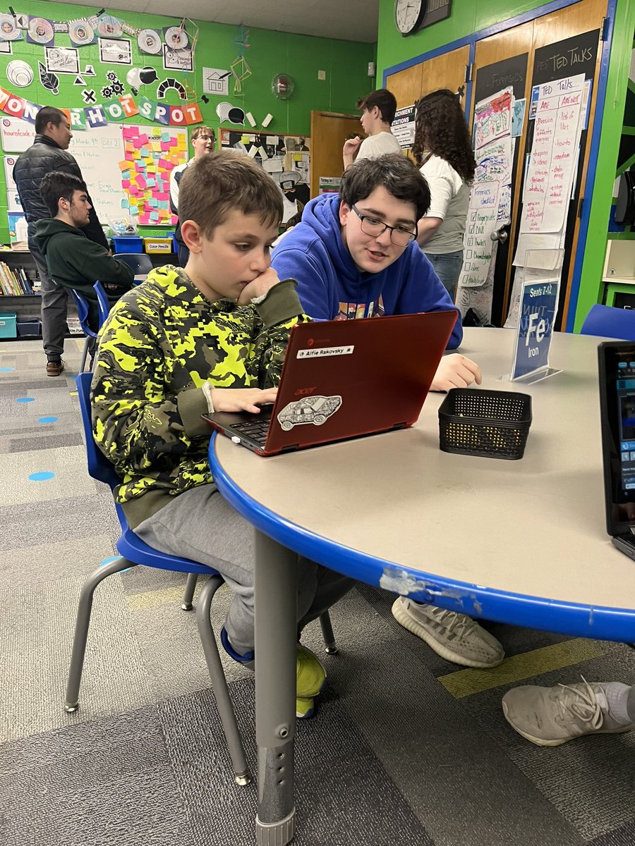 Taramauer's tweet image. Students @OceansideSch2 participated in an Hour of Code with @Mr_BCrofts and the High School Computer Science Honor Society Students #OHSMath #CSforALL @OSchoolsPR @DianeProvvido @codeorg