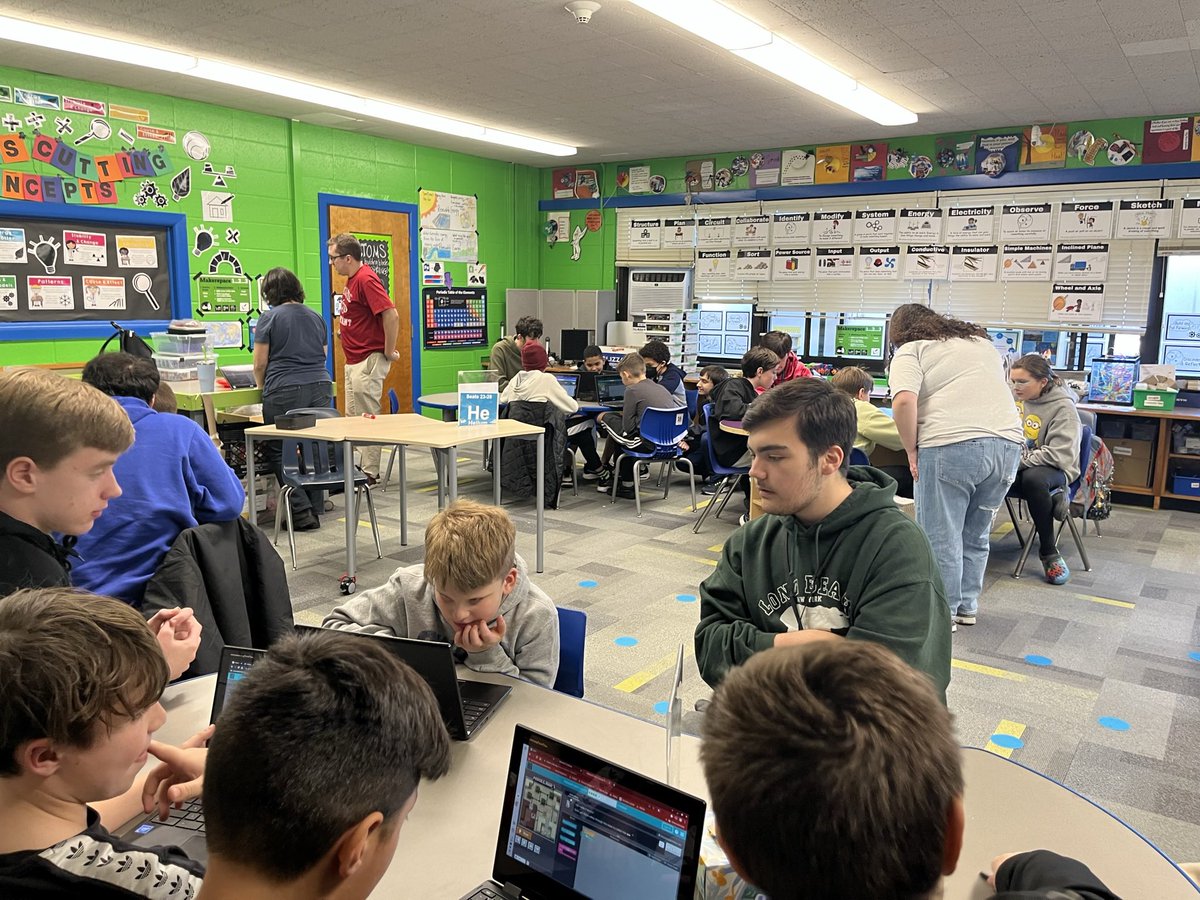Taramauer's tweet image. Students @OceansideSch2 participated in an Hour of Code with @Mr_BCrofts and the High School Computer Science Honor Society Students #OHSMath #CSforALL @OSchoolsPR @DianeProvvido @codeorg
