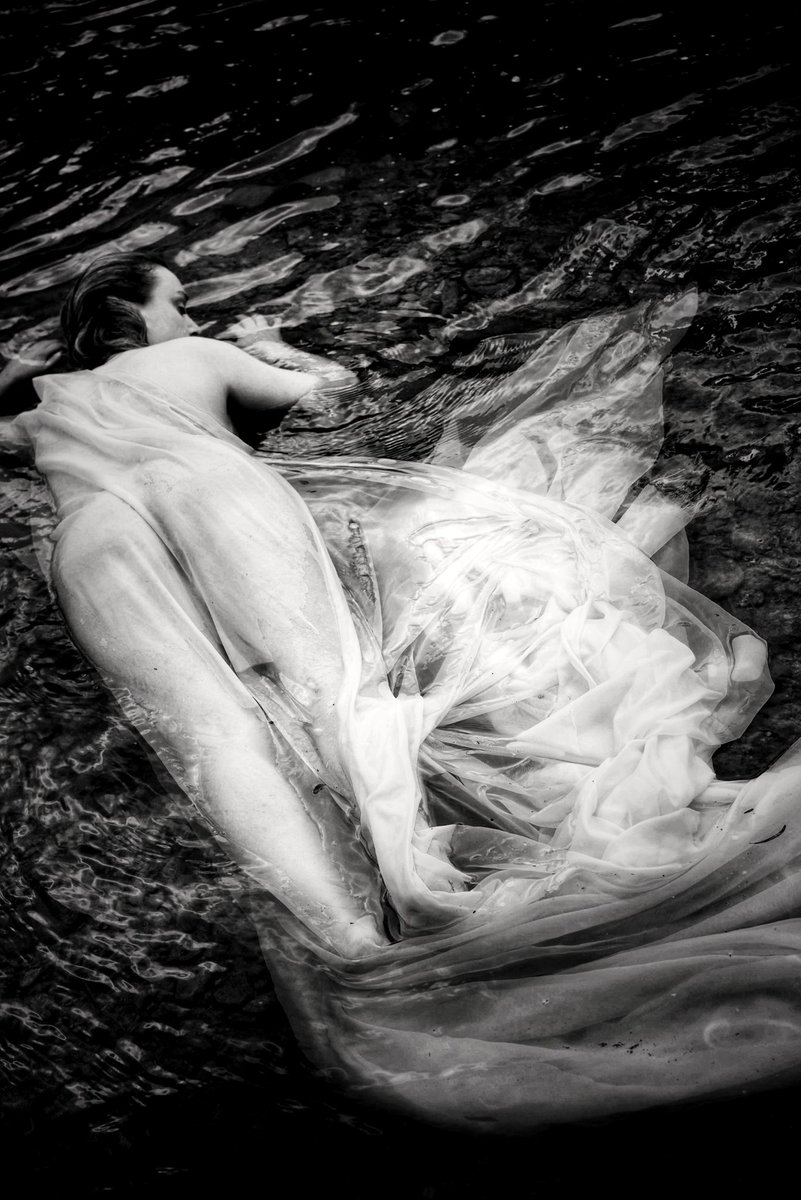 whitelightimage's tweet photo. #waterproject #artnude #river #whitecloth #blackandwhite https://t.co/SUK2E3cb5S