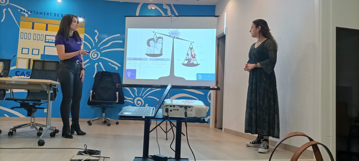 Hoy nuestra compañera <a href="/EvaIMar1/">EvaIMar</a> junto con <a href="/RaquelArroyo11/">Raquel Arroyo</a> han dado una charla dirigida a la comunidad para reflexionar sobre cómo la triple jornada laboral afecta a la salud de las mujeres. Estrés, ansiedad, dolor, peor calidad de vida, insomnio… el género nos cuesta la salud!