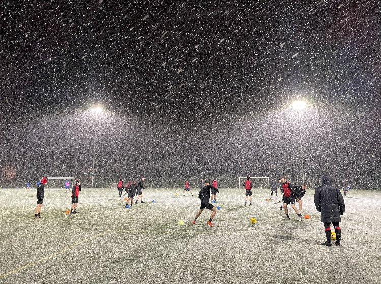 The boys working hard during the final session before the game on Saturday ❄️ ☃️ 

🔴⚫️🔴⚫️

#MonTheHill