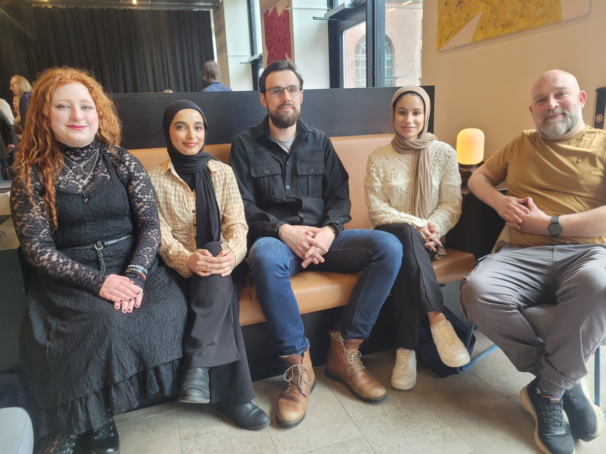 Fem av våre studenter var tilstede under lanseringen av Utsynsmeldingen. Alle utdanner seg til yrker samfunnet har stort behov for. 

💥Henriette studerer vernepleie. 
💥Husna og Amne studerer byggingeniør. 
💥Jørgen studerer informasjonsteknologi. 
💥Joachim studerer sykepleie.