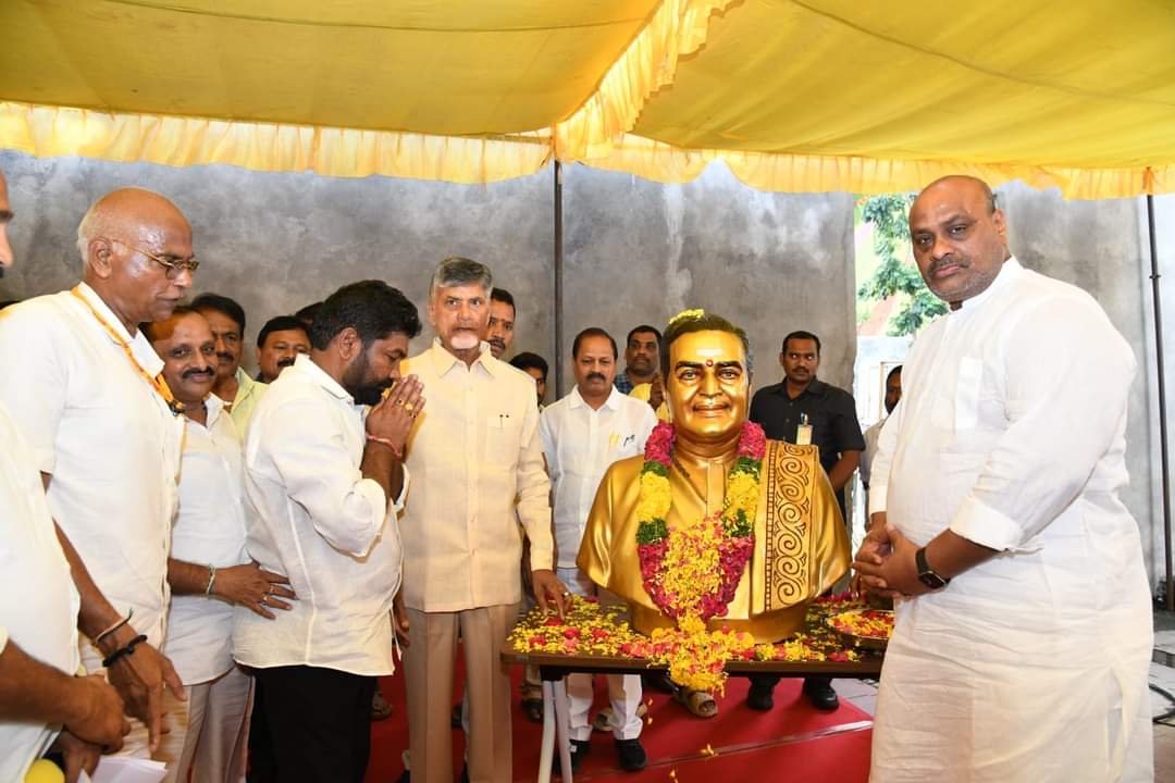 venkateswaratdp's tweet photo. తెలుగుదేశం పార్టీ కేంద్ర కార్యాలయంలో ఈరోజు తెలుగుదేశం పార్టీ జాతీయ అధ్యక్షుడు మన్యశ్రీ నారా చంద్రబాబు నాయుడు గారి సమక్షంలో కోటంరెడ్డి గిరిధర్ రెడ్డి పార్టీలో చేరిన సందర్భంగా జరిగిన సభలో జిల్లా నాయకులు తో కలిసి పాల్గొనడం జరిగింది.
#TDP 
#chejarla https://t.co/VYNOcxKARu