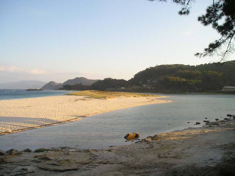 ¿Sabías que en las Islas Cíes durante el s. XX se estableció una cetárea o vivero de ostras y langostas? No se sabe aún el porqué, pero no debió ser nunca productivo y, por lo tanto, se abandonó poco después de 1912.

#islascies #cies #galicia #visitgalicia #turismodegalicia