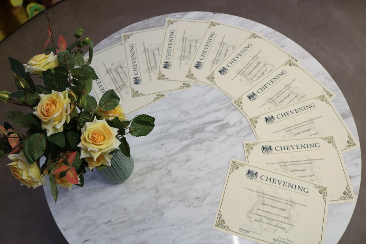 Ambassador <a href="/JohnGallagherUK/">John Gallagher</a> hosted a reception to welcome back the returning Armenian🇦🇲 #Chevening Scholars &amp; to celebrate the 40th anniversary of <a href="/CheveningFCDO/">Chevening Awards🇬🇧</a> w/wider community.
We wish them success in their endeavours &amp; look forward to hearing about their achievements soon!🤩